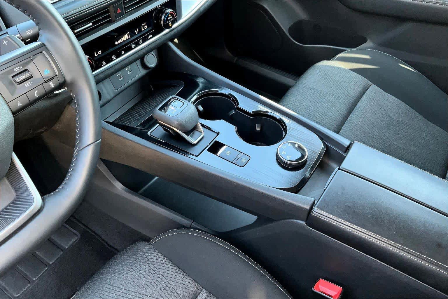 Used 2025 Nissan Rogue SV AWD/4WD image 15
