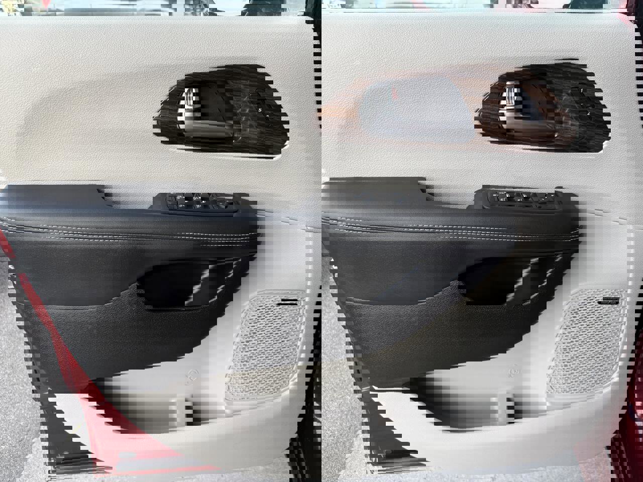 Used 2022 Chrysler Pacifica Limited w/ Uconnect Theater Family Group image 10