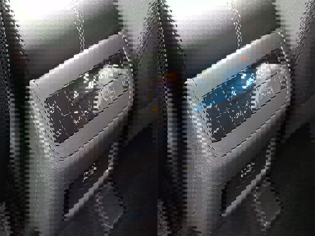 Used 2025 Nissan Pathfinder SV image 27