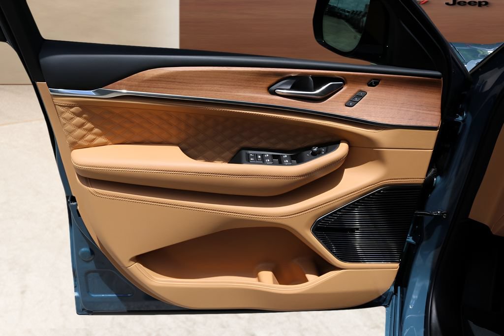 New 2026 Jeep Grand Cherokee Summit AWD/4WD image 11