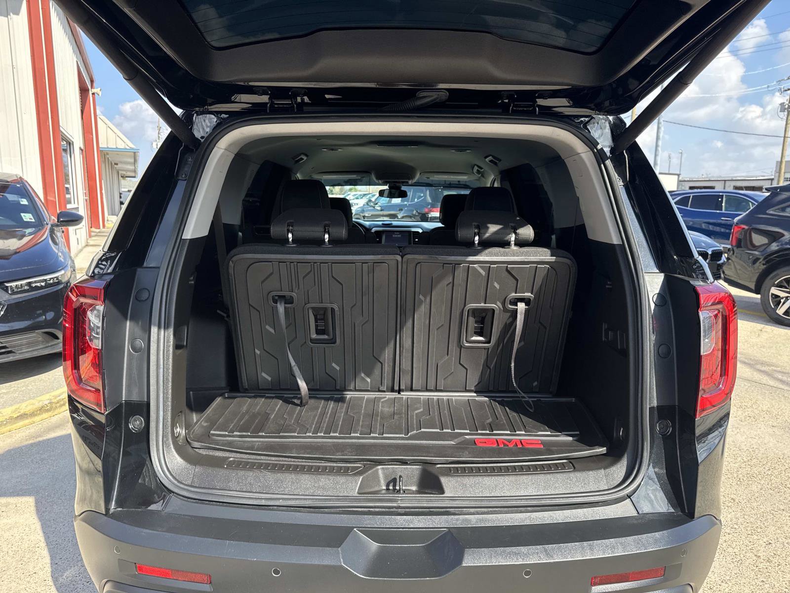 Used 2023 GMC Acadia SLE w/ Driver Convenience Package image 8