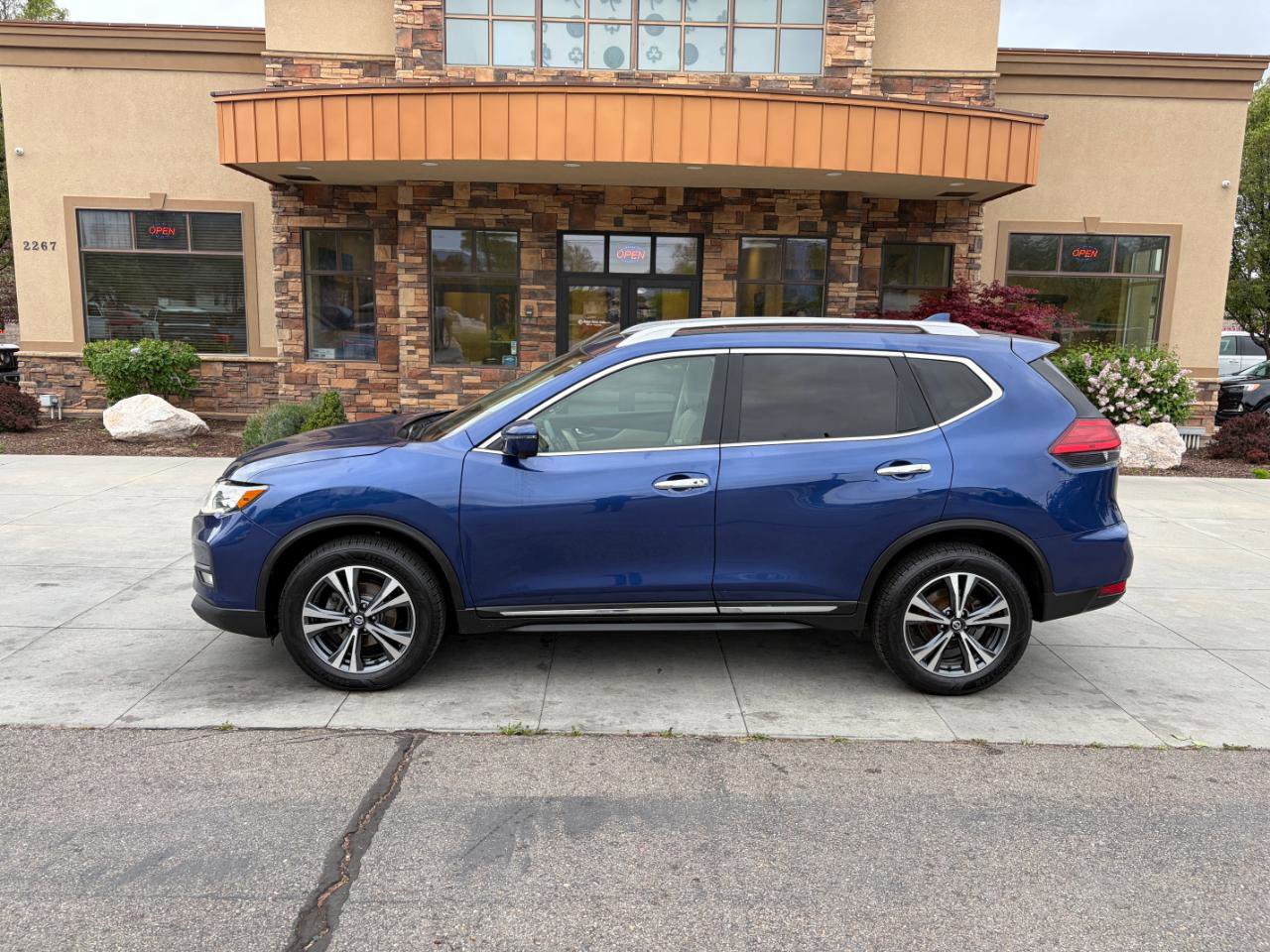 Used 2017 Nissan Rogue SL w/ SL Premium Package AWD/4WD image 2