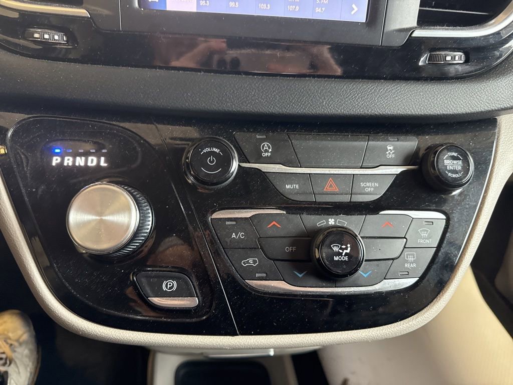 Used 2023 Chrysler Voyager LX image 20