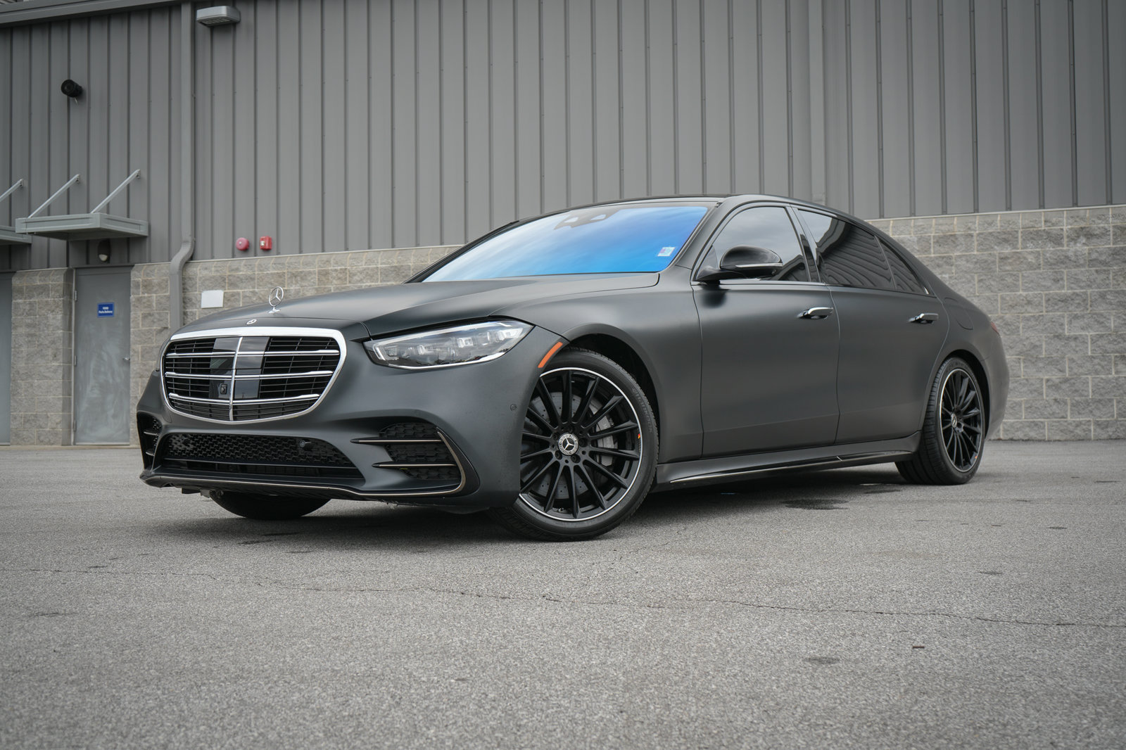 Used 2023 Mercedes-Benz S 580e 4MATIC Sedan w/ AMG Line image 2