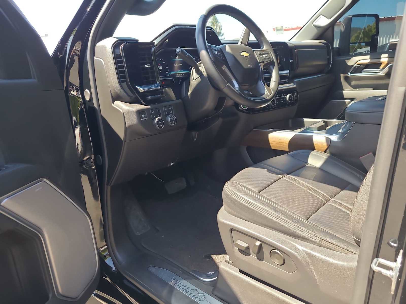 Used 2024 Chevrolet Silverado 3500 High Country w/ High Country Premium Package AWD/4WD image 10