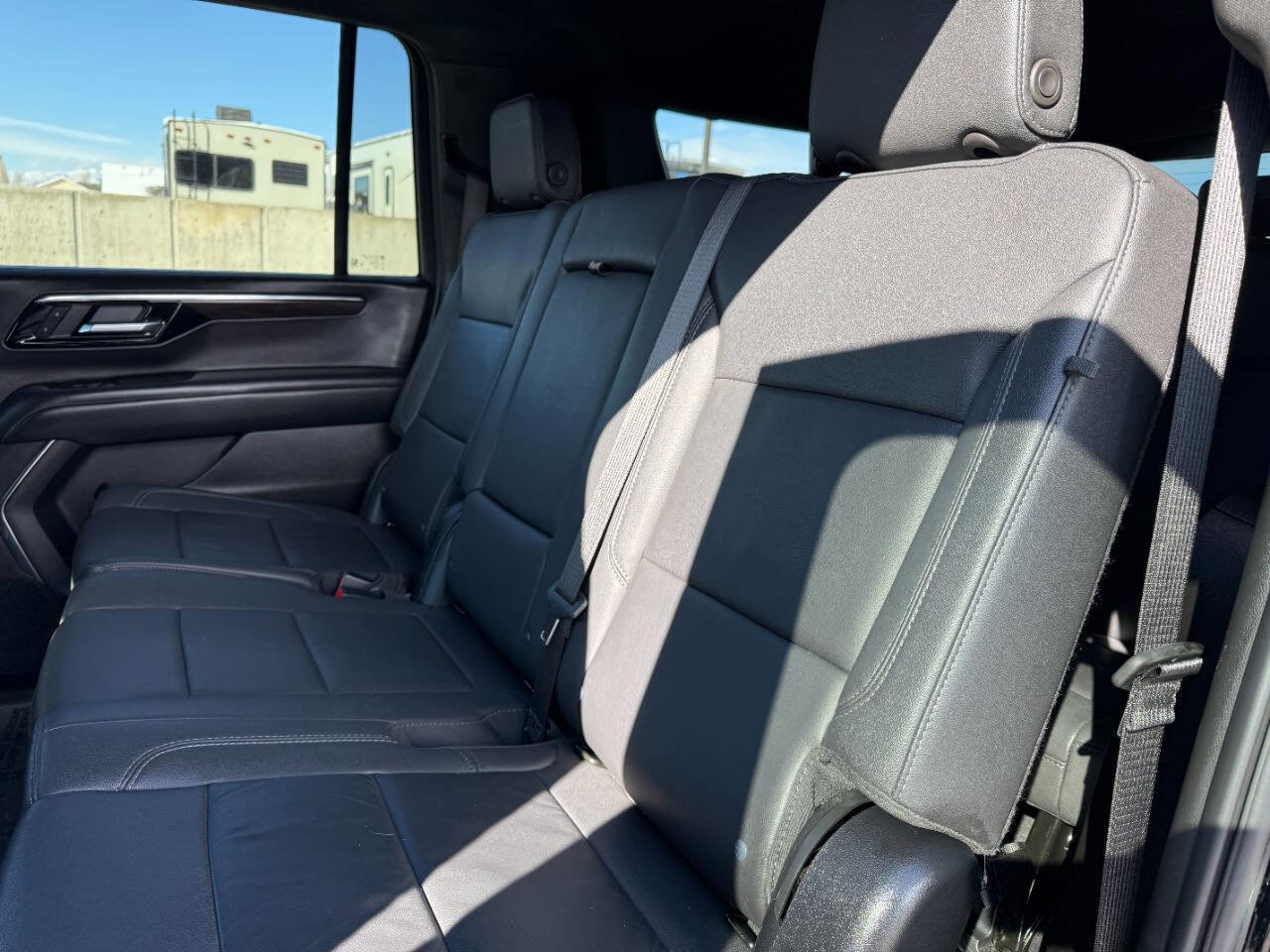 Used 2025 Chevrolet Suburban Z71 image 19