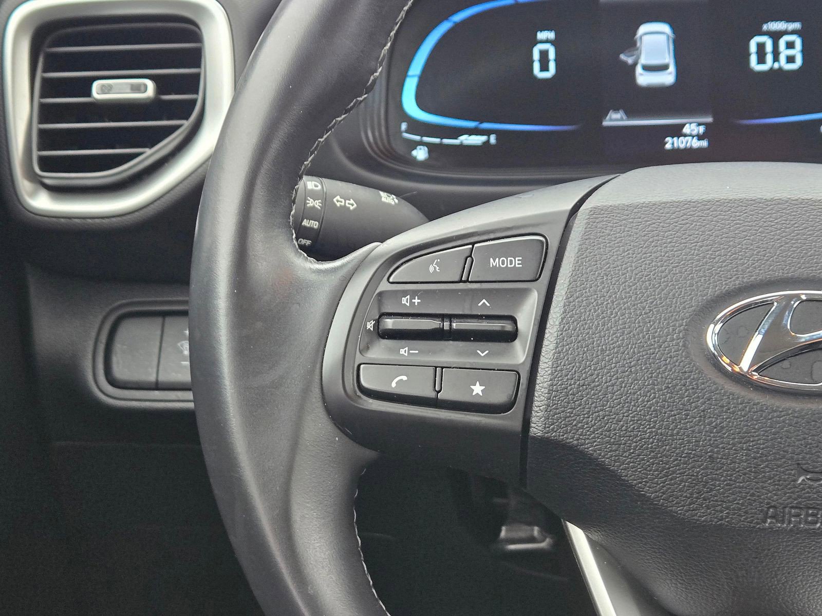 Certified 2024 Hyundai Venue SEL image 12