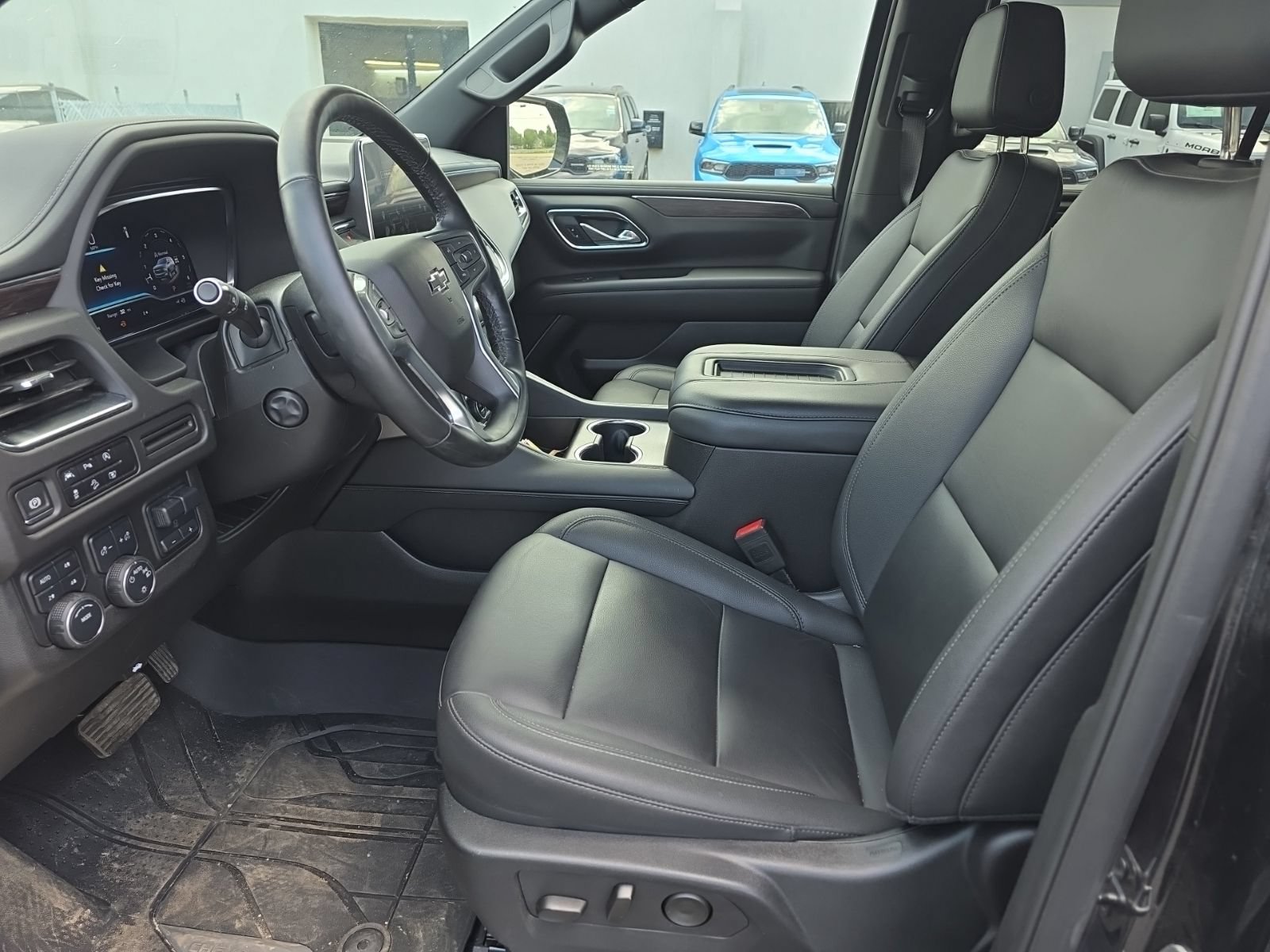 Used 2024 Chevrolet Tahoe Z71 w/ Luxury Package AWD/4WD image 9