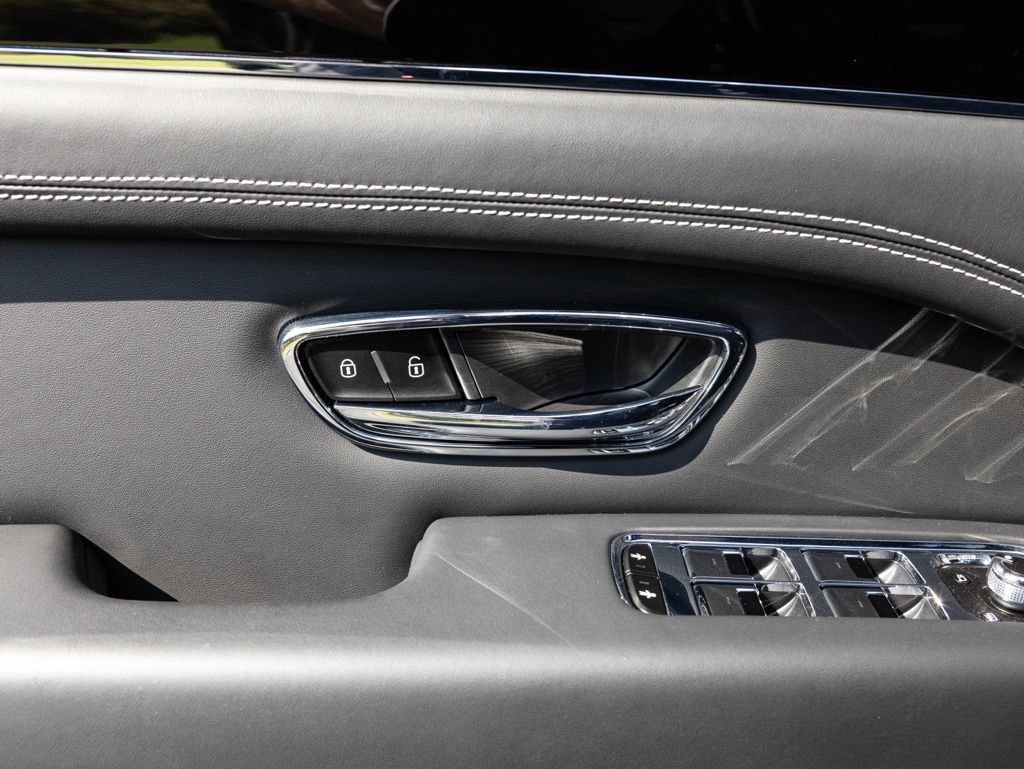 Used 2025 Bentley Bentayga AWD/4WD image 25