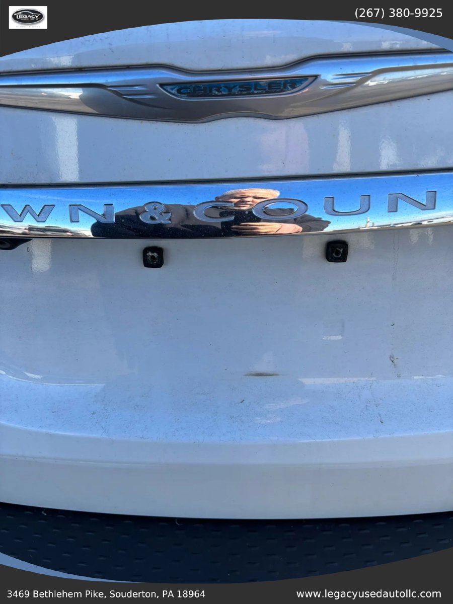 Used 2016 Chrysler Town & Country Touring FWD image 47