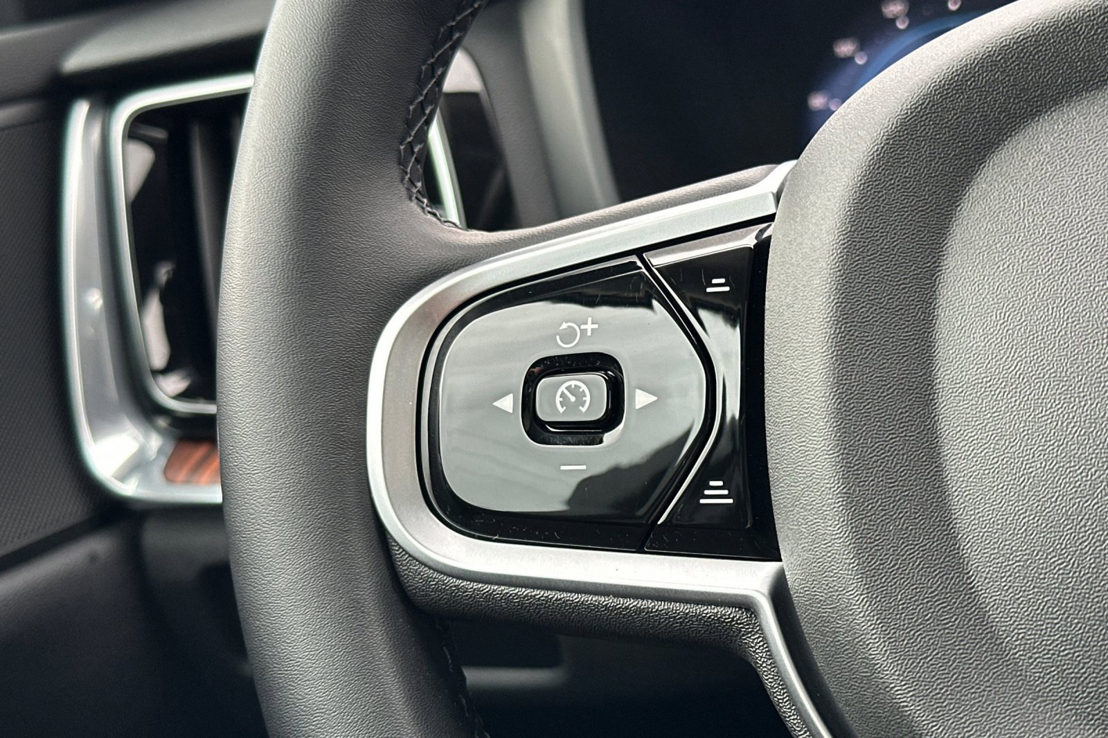 Used 2025 Volvo V60 B5 Cross Country Plus image 26