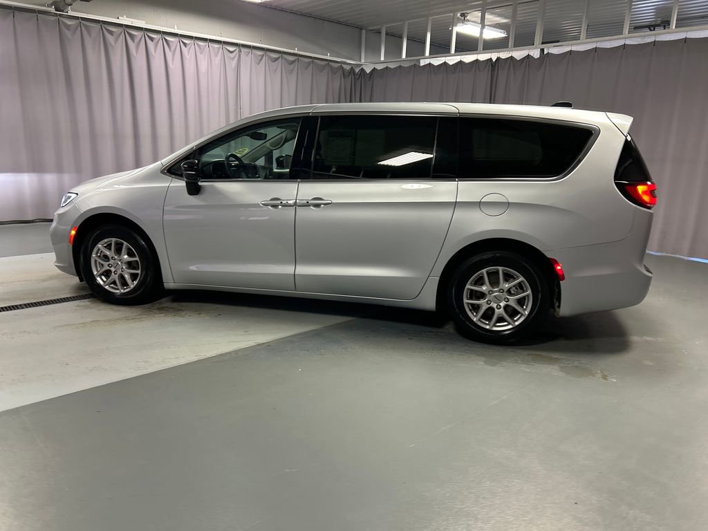 Used 2024 Chrysler Pacifica Touring-L FWD image 4
