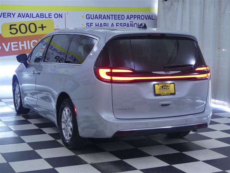 Used 2024 Chrysler Pacifica Touring-L FWD image 5