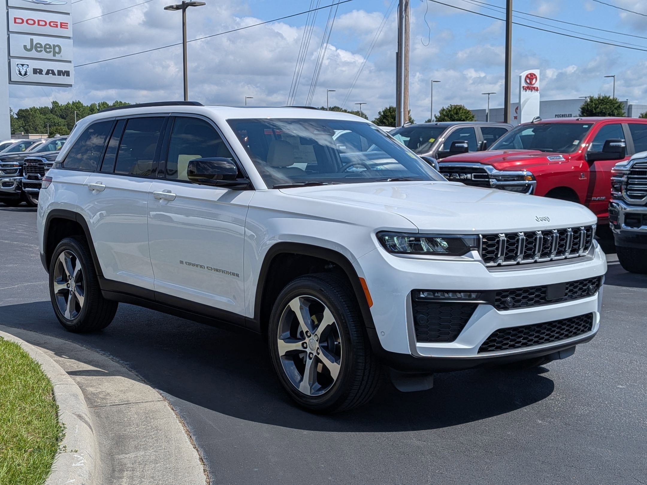 New 2026 Jeep Grand Cherokee Limited AWD/4WD image 3