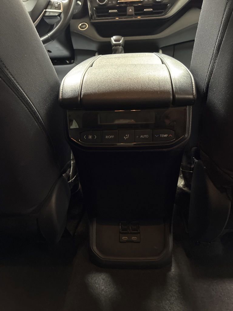 Used 2024 Toyota Highlander LE FWD image 29