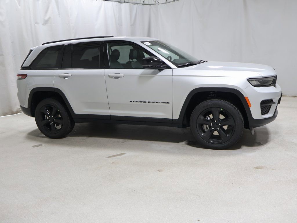 New 2025 Jeep Grand Cherokee Altitude image 7