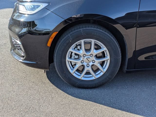 Used 2024 Chrysler Pacifica Touring-L FWD image 11