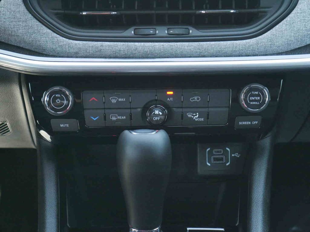 New 2025 Jeep Compass Latitude image 6