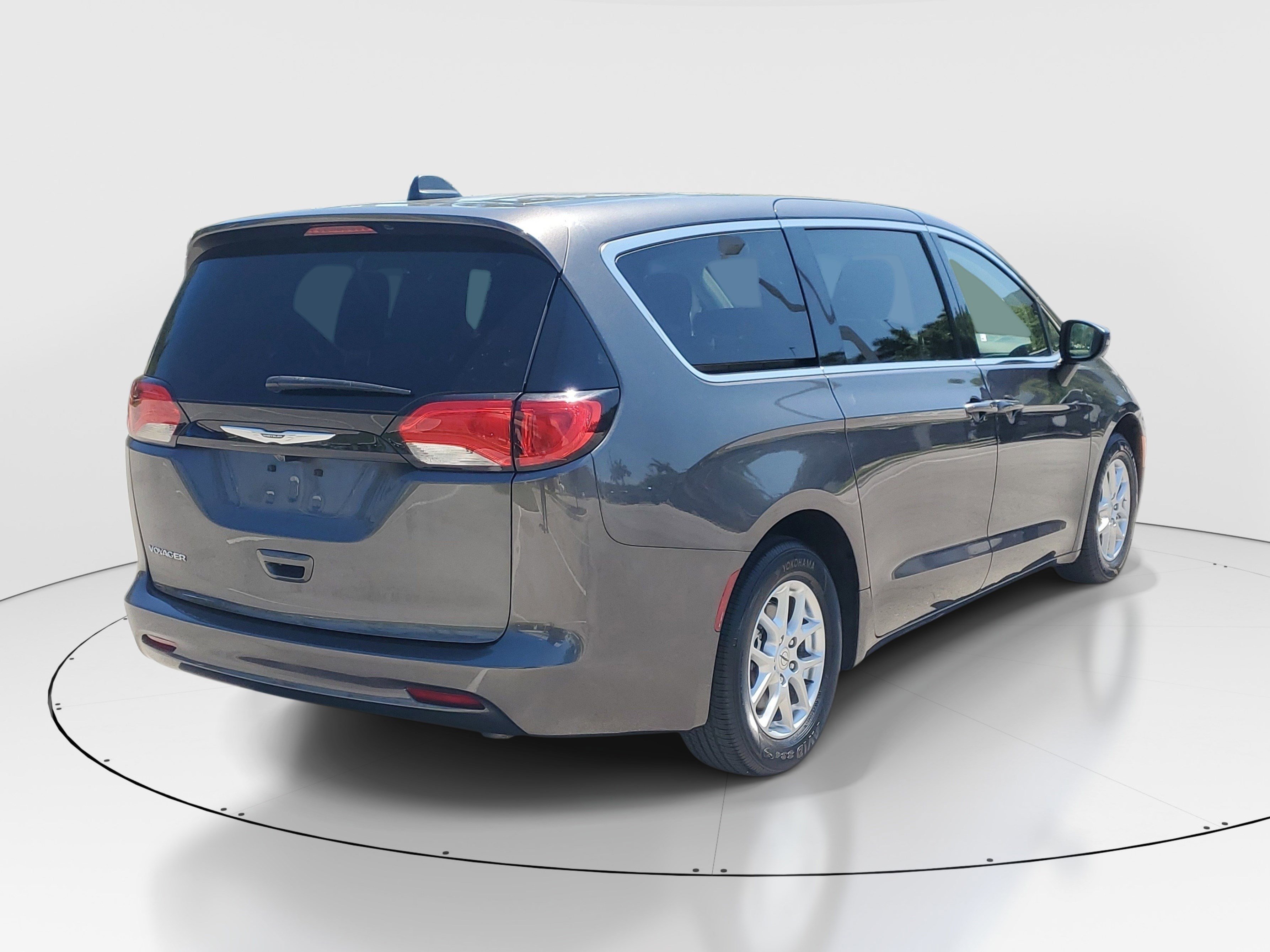 Used 2022 Chrysler Voyager LX image 3