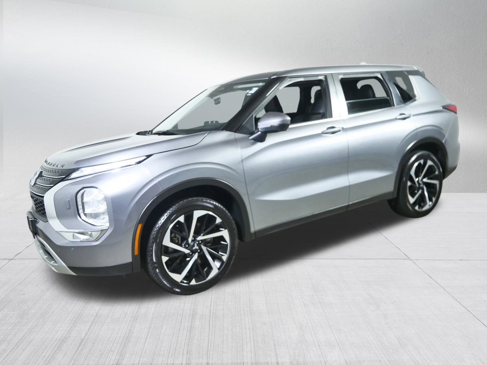 Used 2022 Mitsubishi Outlander SE image 3