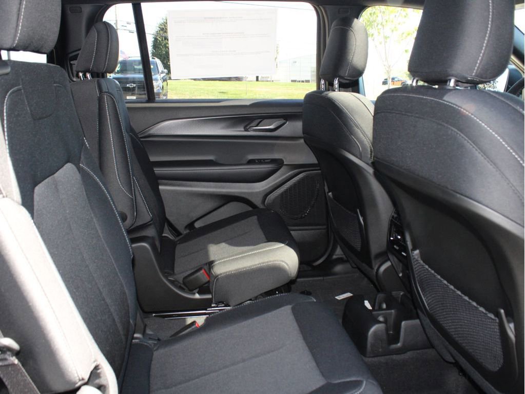 New 2025 Jeep Grand Cherokee L Laredo image 31
