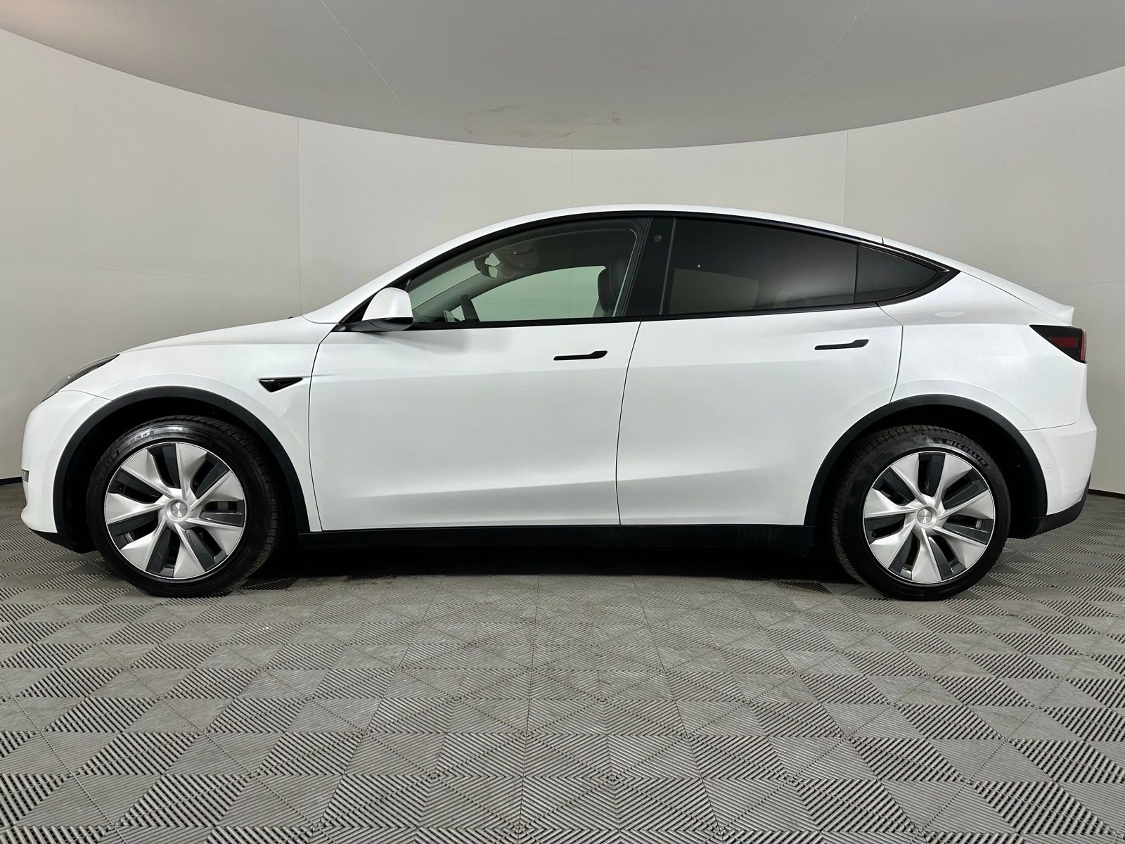 Used 2022 Tesla Model Y Long Range image 16