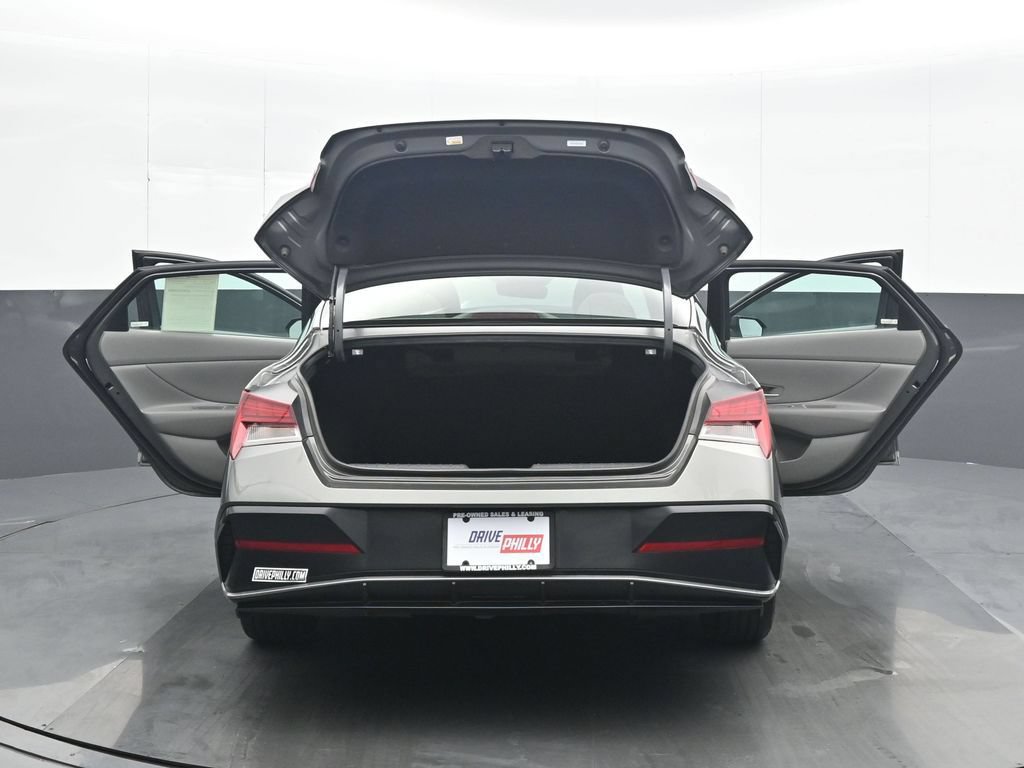 Used 2025 Hyundai Elantra SEL FWD image 35