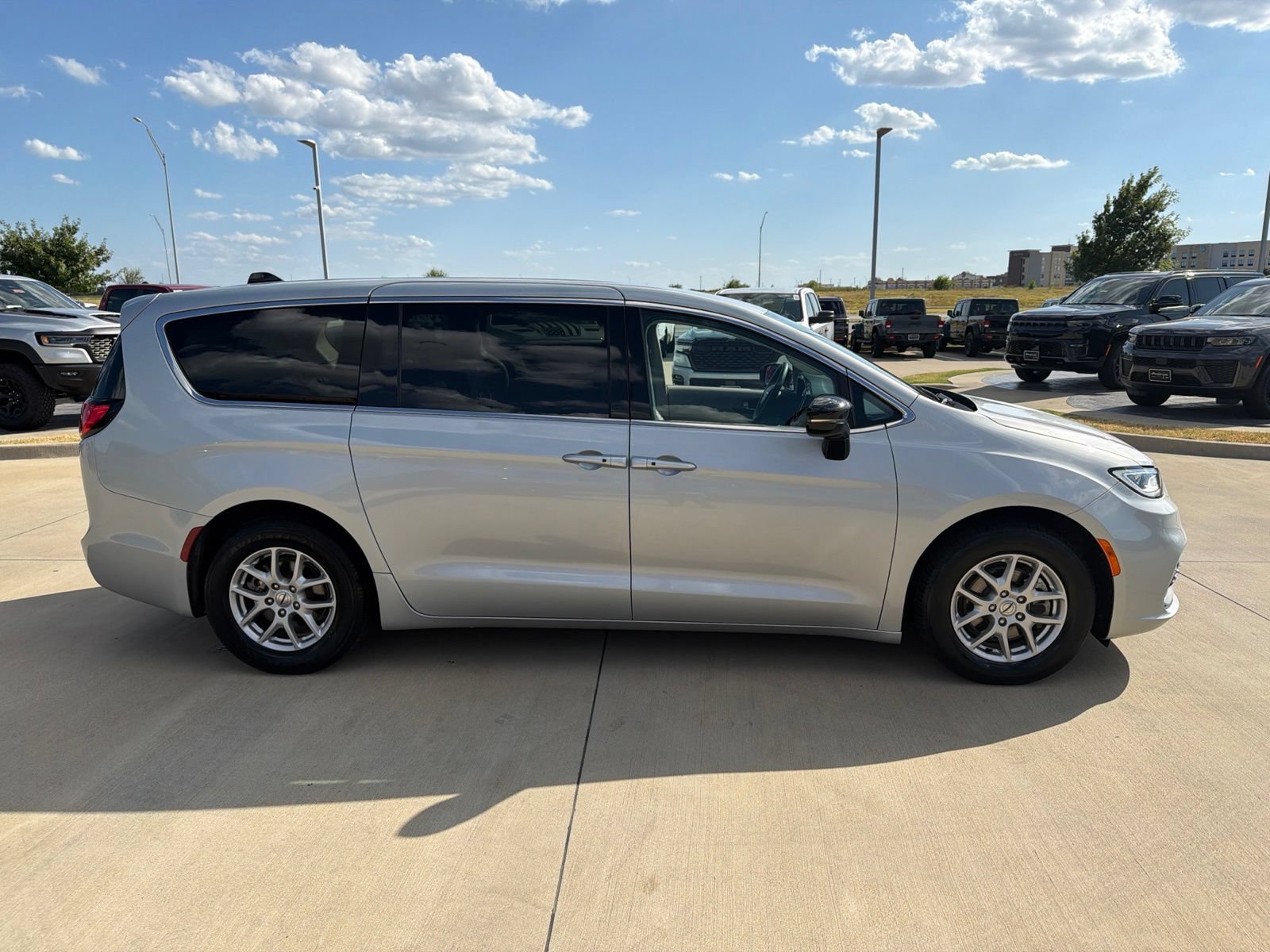 Used 2024 Chrysler Pacifica Touring-L FWD image 6