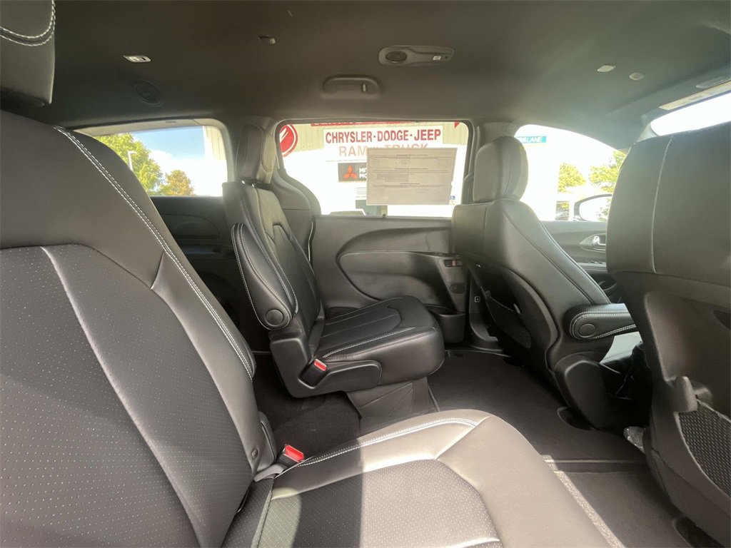 New 2026 Chrysler Pacifica Select image 12