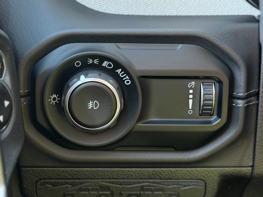 Used 2025 Jeep Wrangler Unlimited Sahara w/ Technology Group AWD/4WD image 19