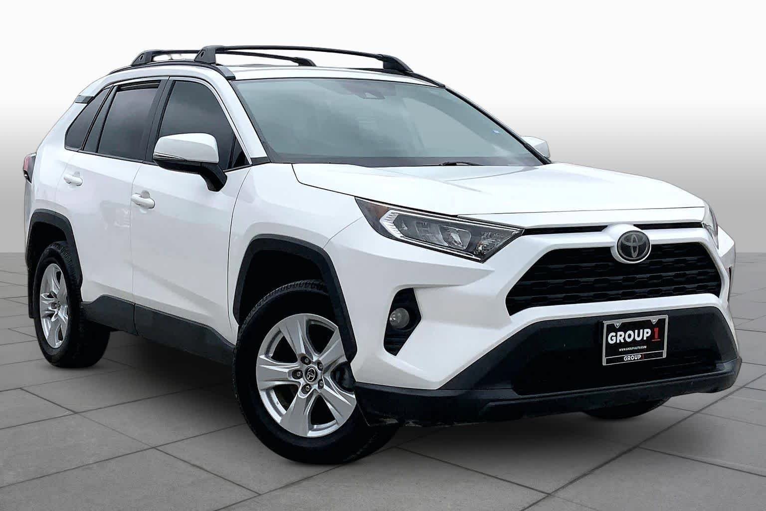 Used 2021 Toyota RAV4 XLE w/ Convenience Package FWD image 3
