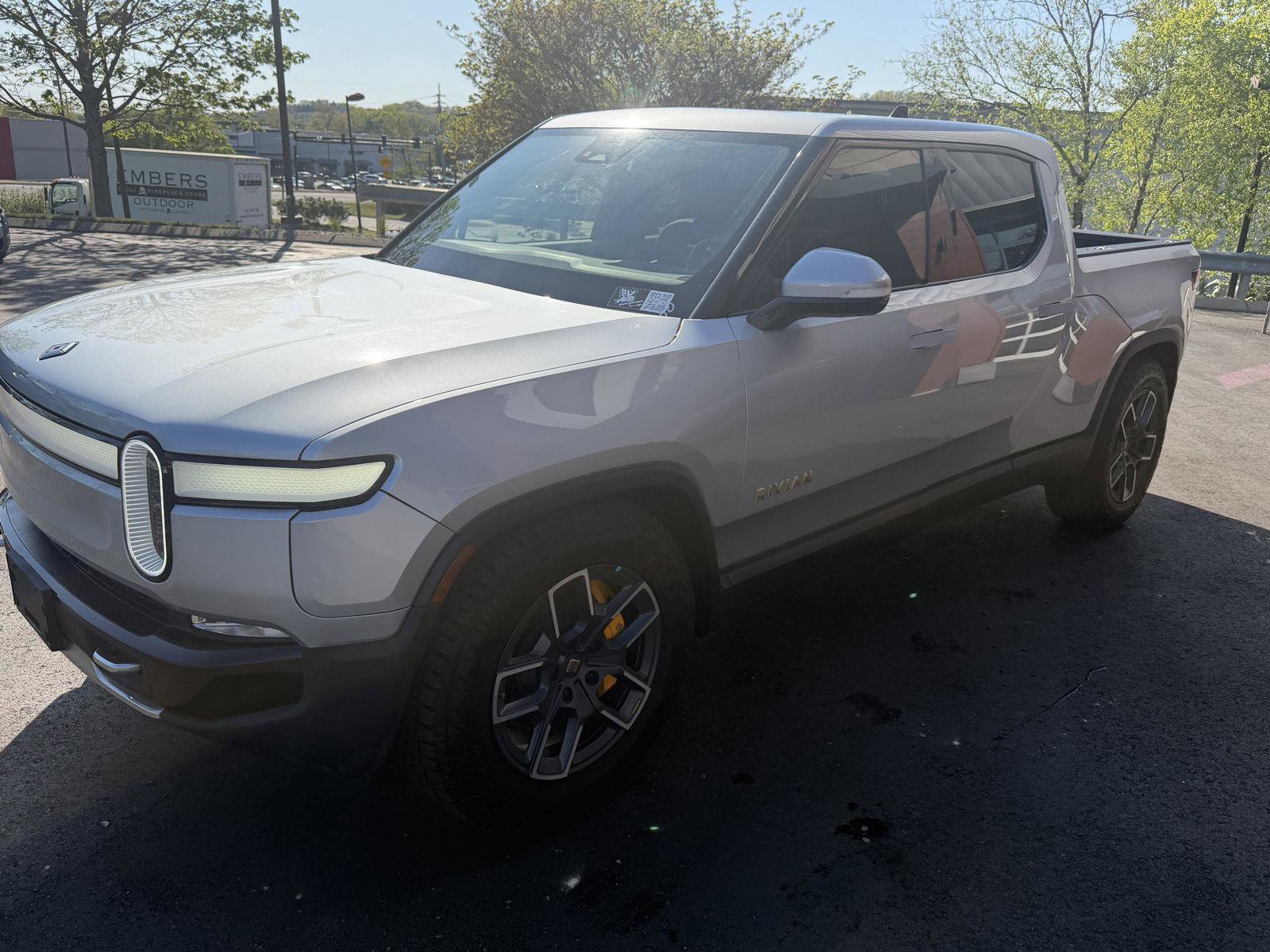Used 2023 Rivian R1T Adventure image 3
