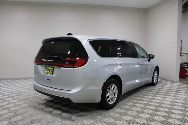 Used 2024 Chrysler Pacifica Touring-L image 11