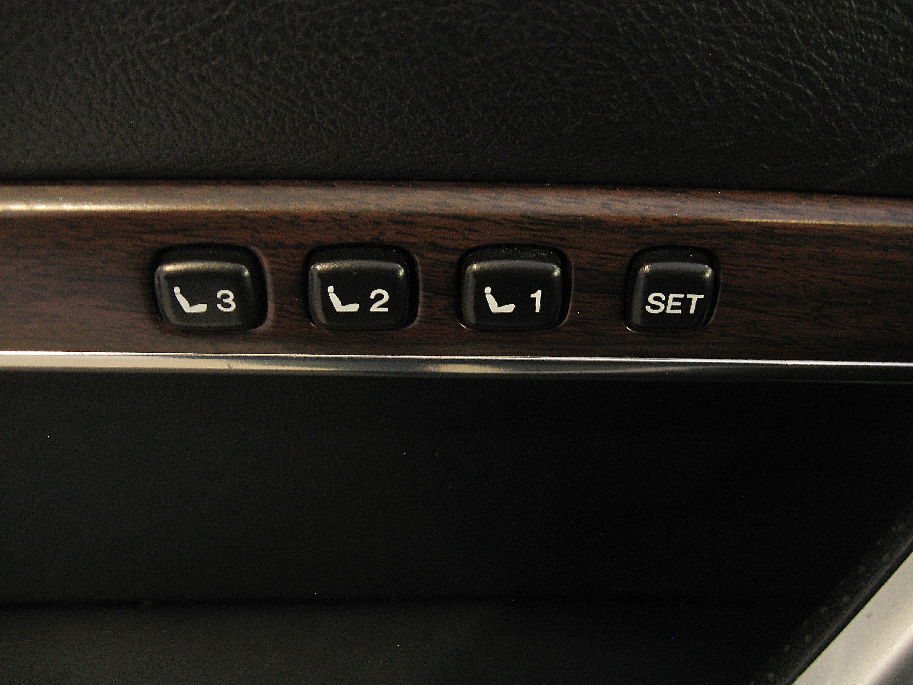 Used 2018 Toyota Land Cruiser image 12