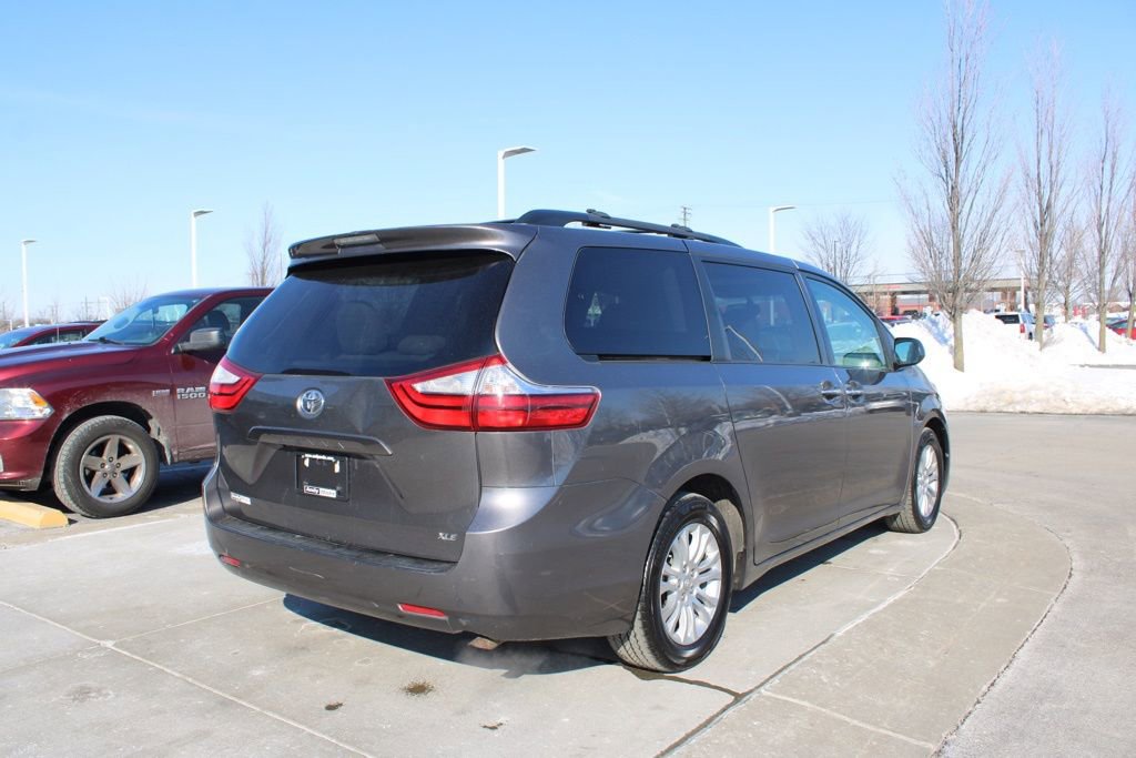 Used 2015 Toyota Sienna XLE image 7