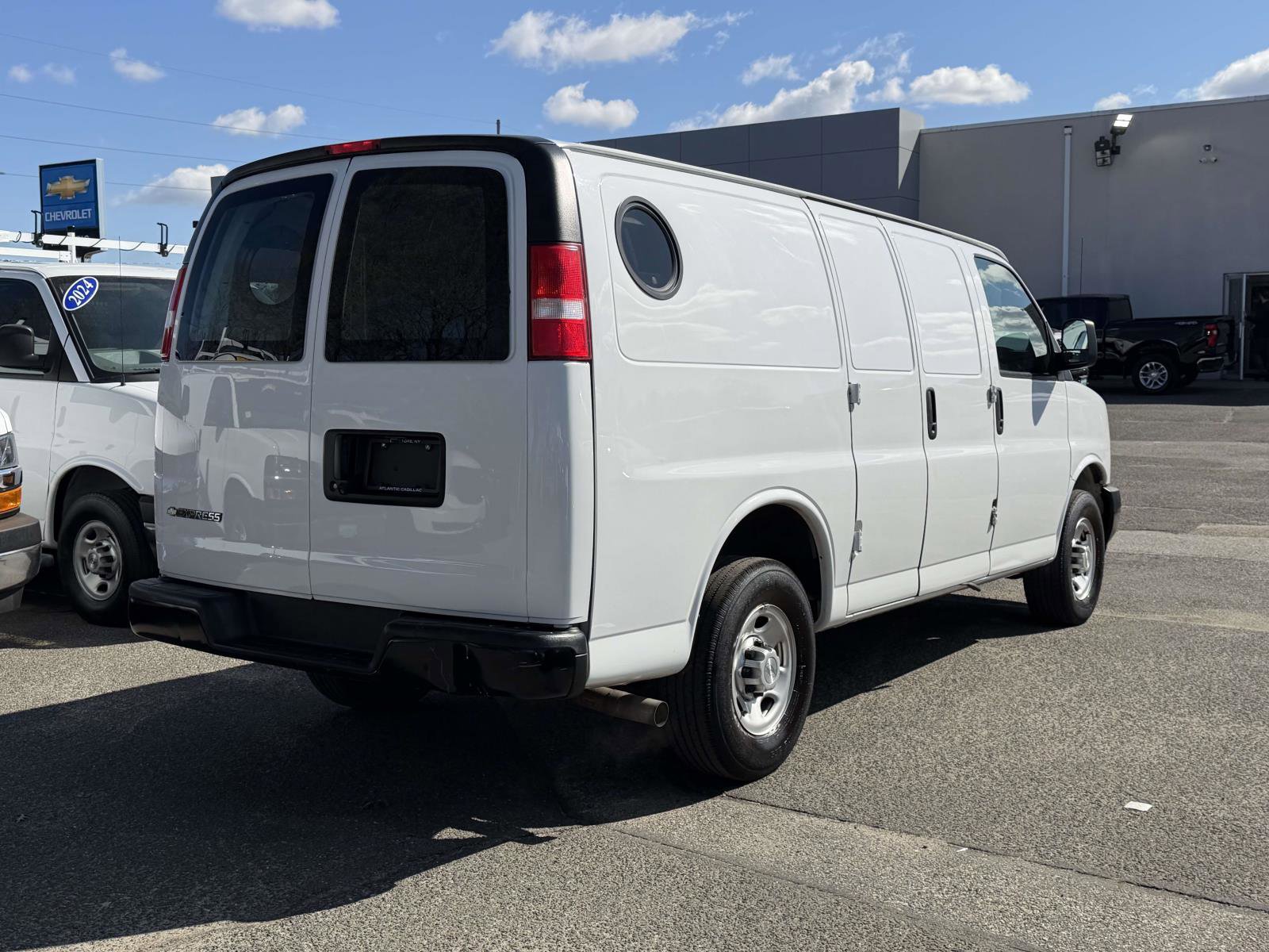Used 2019 Chevrolet Express 2500 w/ Driver Convenience Package RWD image 3