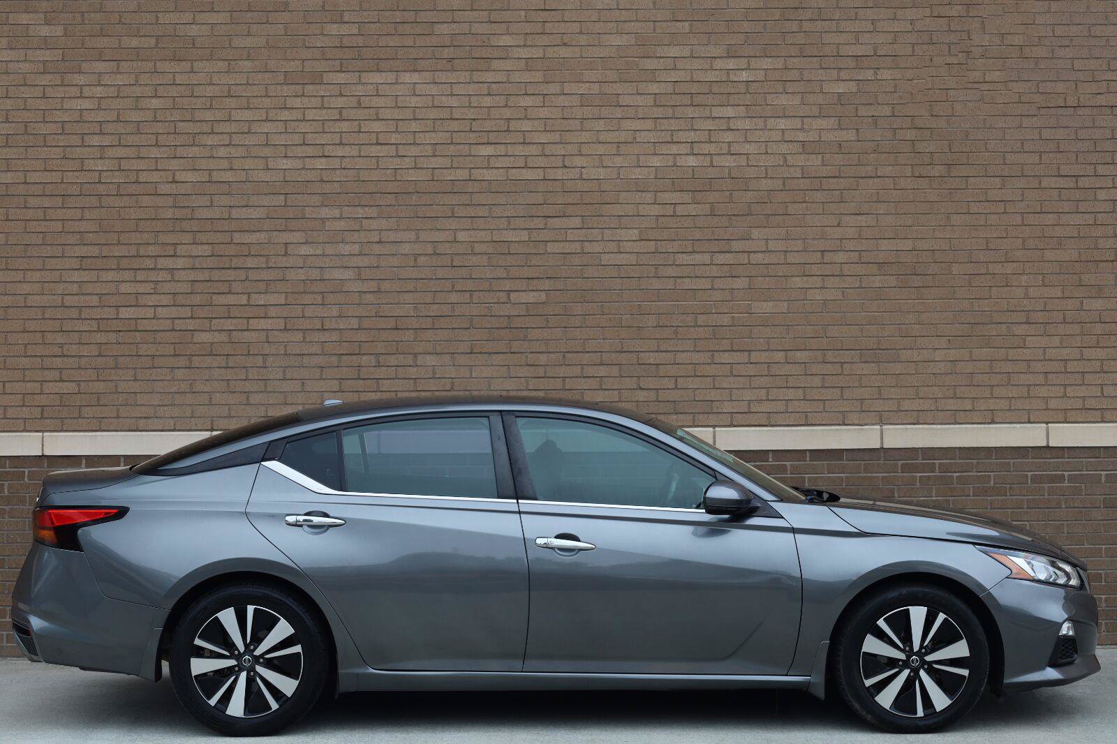 Used 2021 Nissan Altima 2.5 SV w/ SV Premium Package FWD image 3