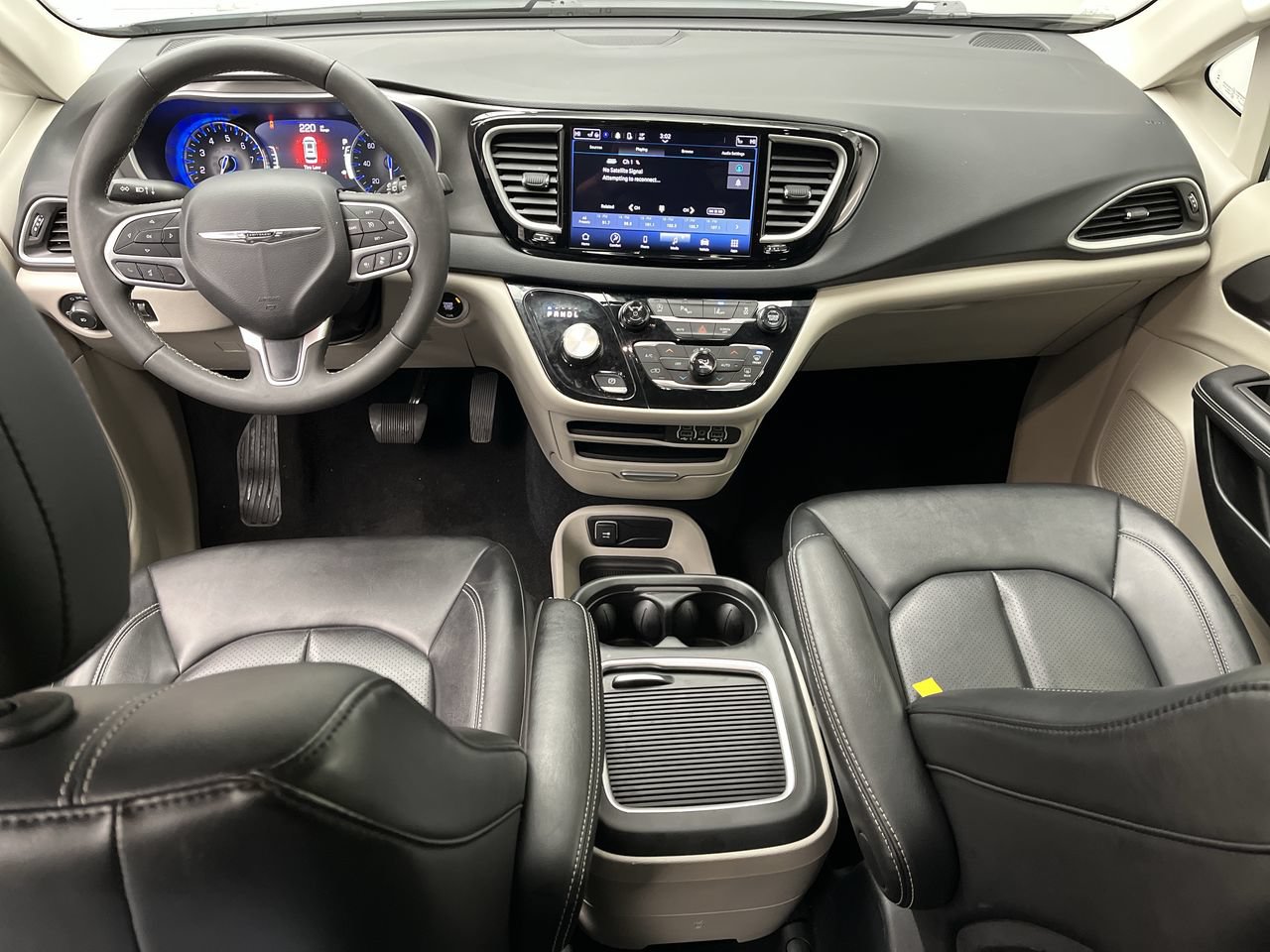 Used 2024 Chrysler Pacifica Touring-L FWD image 4