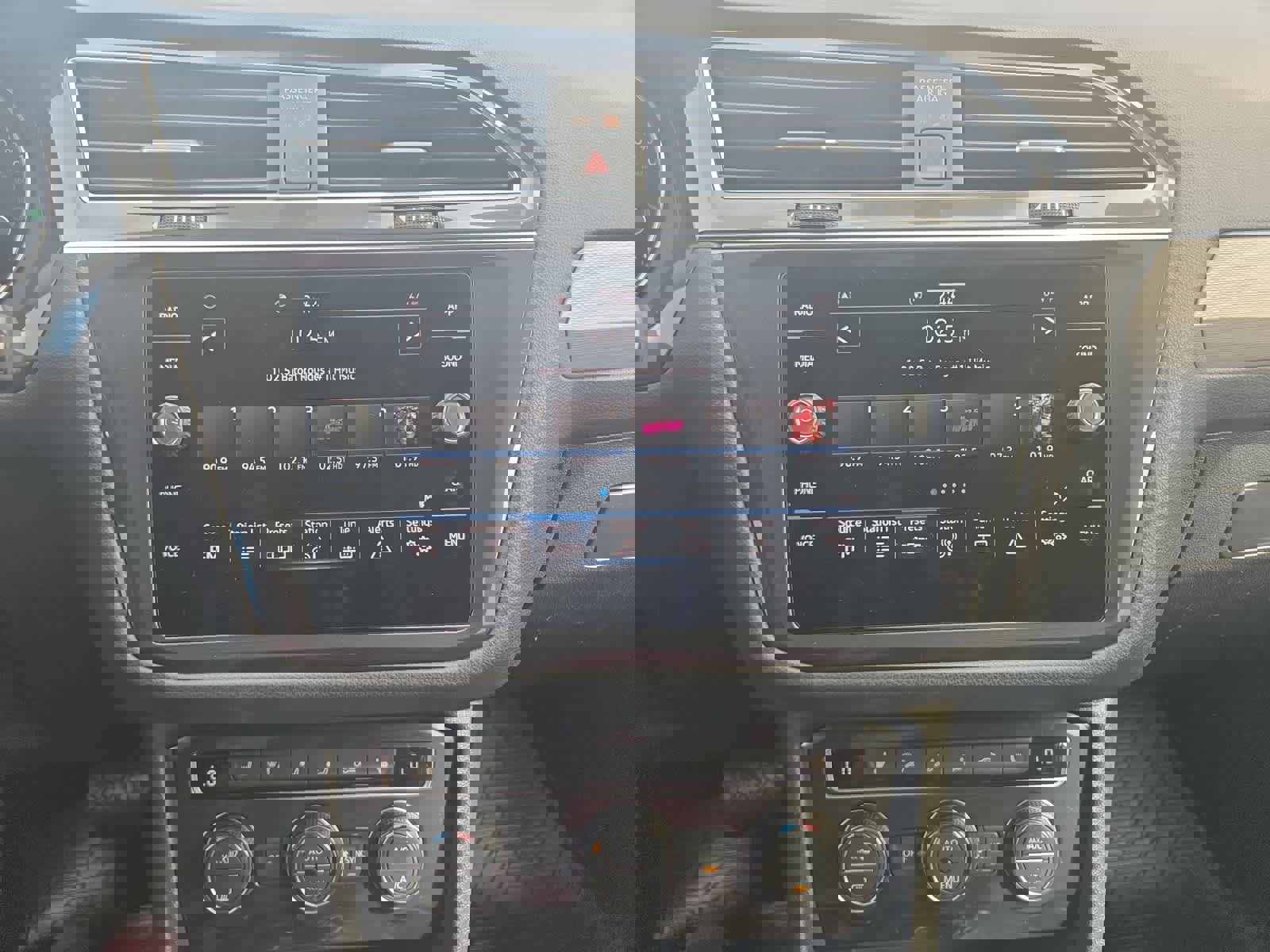 Used 2021 Volkswagen Tiguan SE w/ Panoramic Sunroof Package image 16