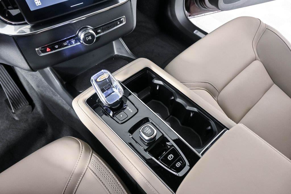 Certified 2025 Volvo XC90 T8 Plus AWD/4WD image 18