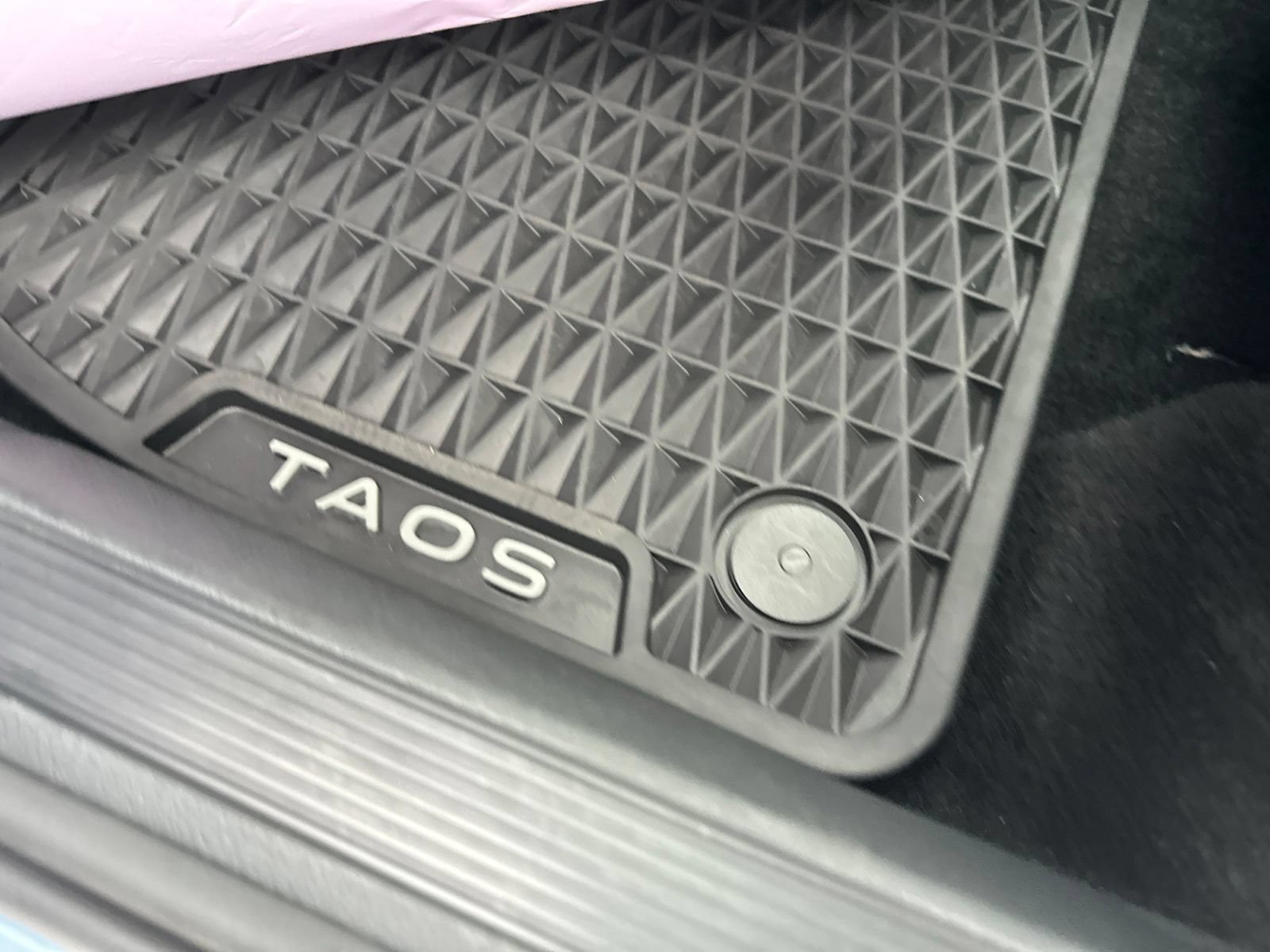 Certified 2025 Volkswagen Taos SE AWD/4WD image 14
