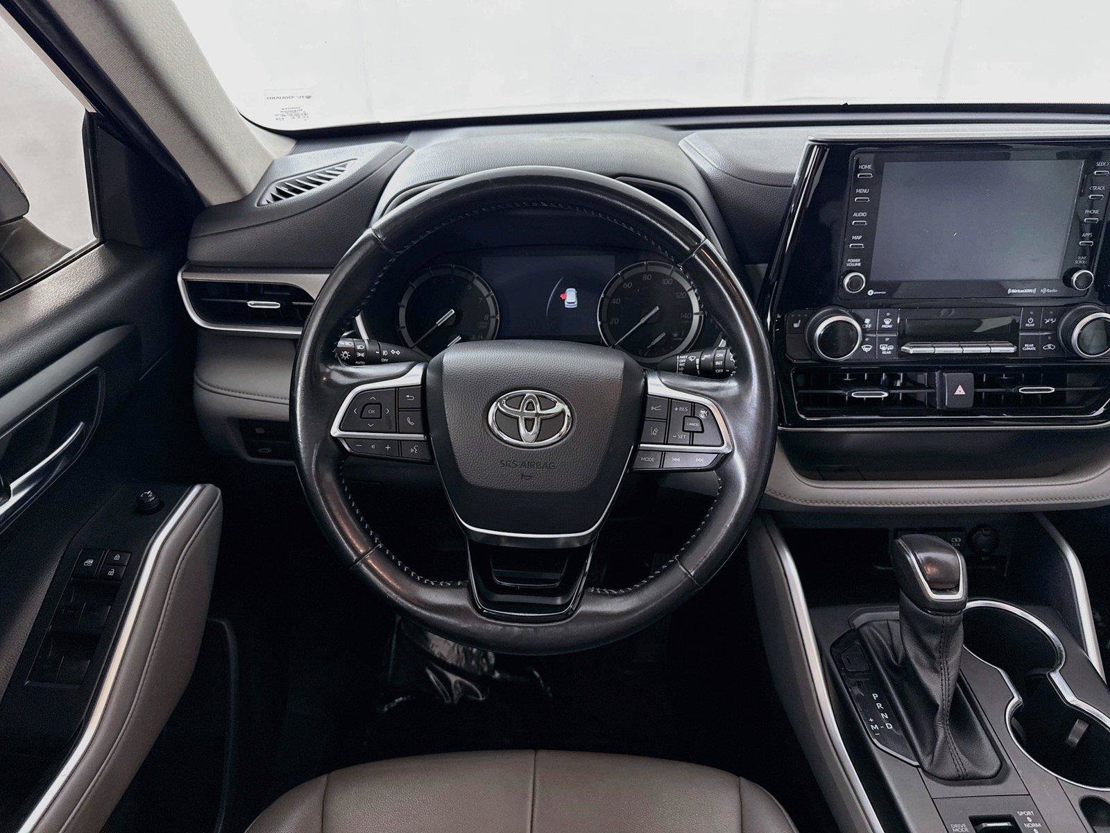 Used 2021 Toyota Highlander XLE AWD/4WD image 32