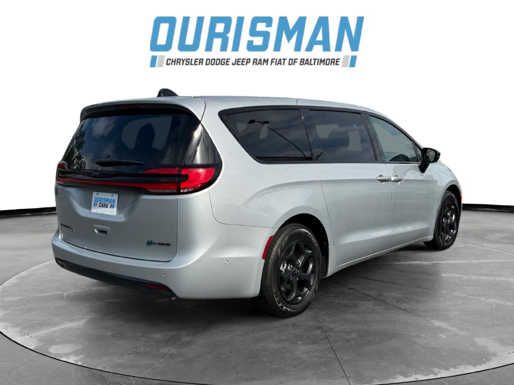 Used 2023 Chrysler Pacifica Limited w/ S Appearance Package FWD image 6