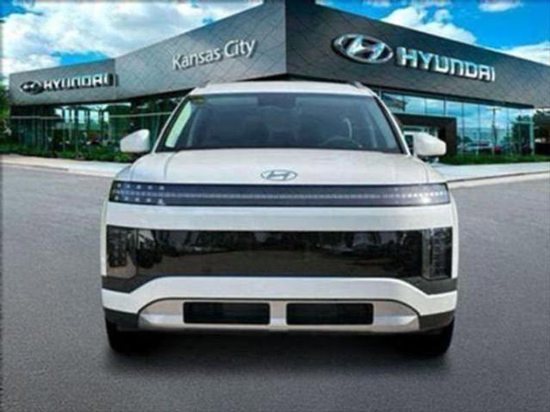 New 2026 Hyundai Ioniq 9 SE image 3