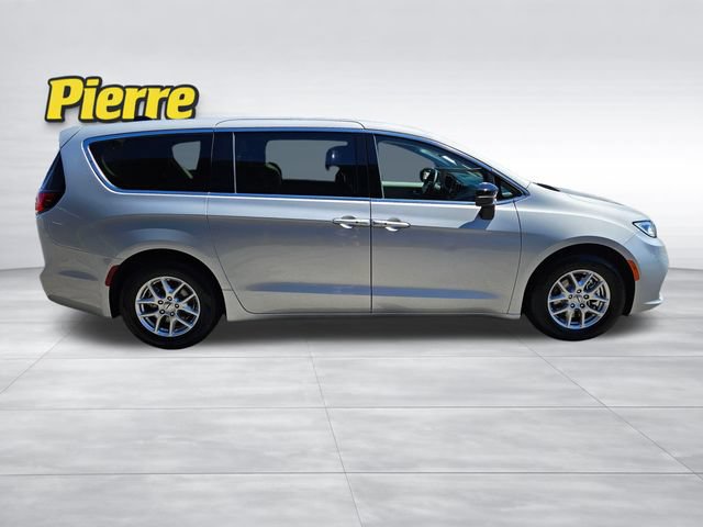 Used 2024 Chrysler Pacifica Touring-L FWD image 6