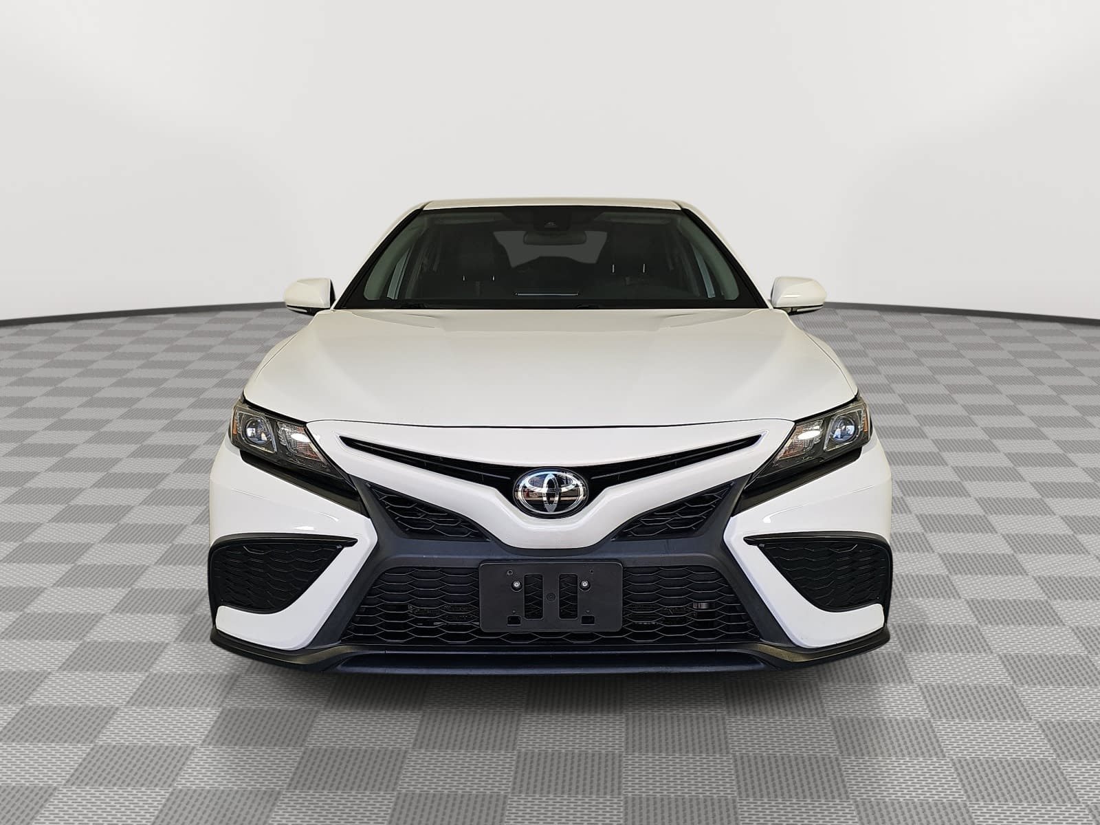 Used 2023 Toyota Camry SE FWD image 3