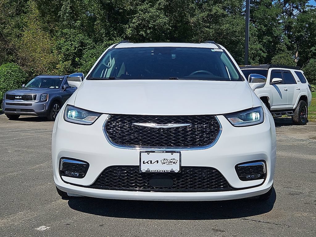 Used 2022 Chrysler Pacifica Limited FWD image 2