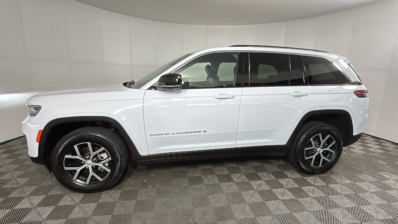 Used 2023 Jeep Grand Cherokee Limited AWD/4WD image 6