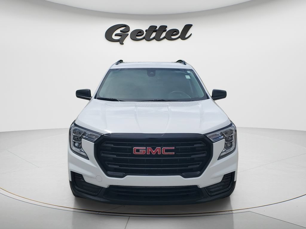 Used 2024 GMC Terrain SLE w/ Driver Convenience Package FWD image 2