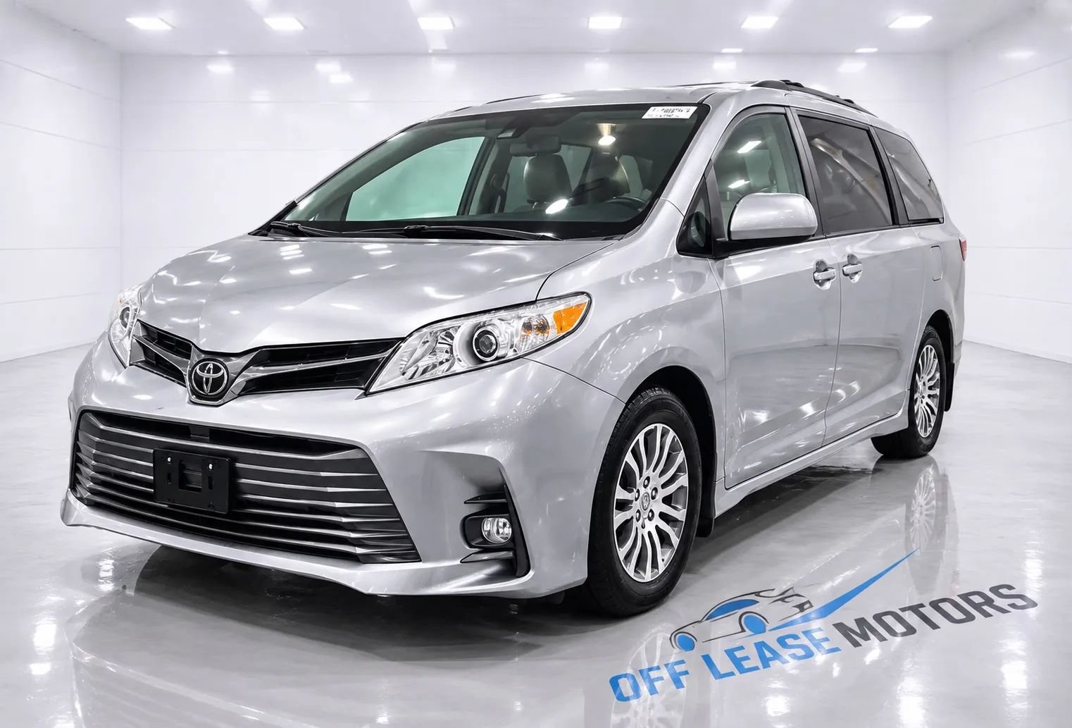 Used 2018 Toyota Sienna XLE w/ XLE Navigation Package FWD image 1